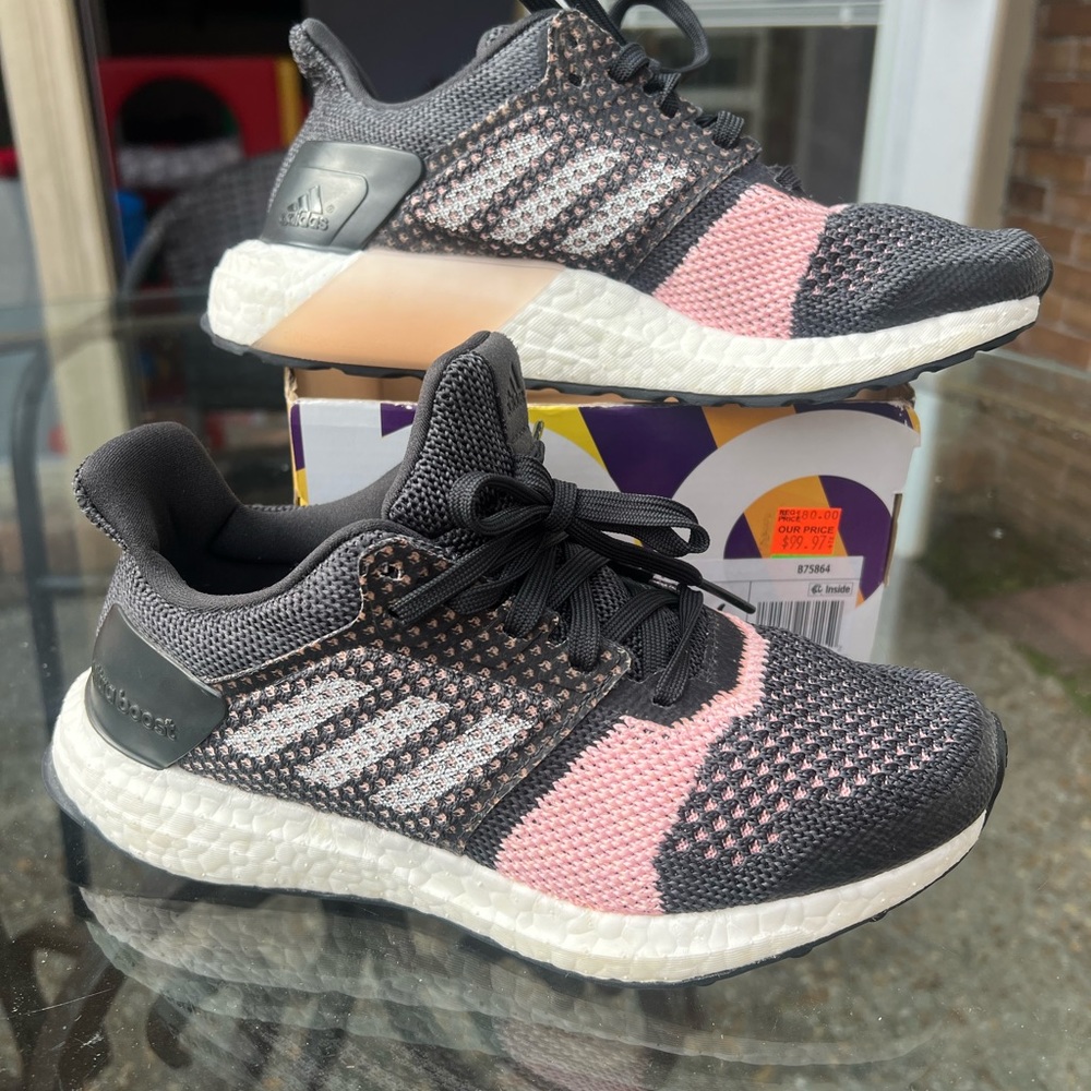 Style
B75867
Colorway   Cloud white/pink/black
Retail Price
$120